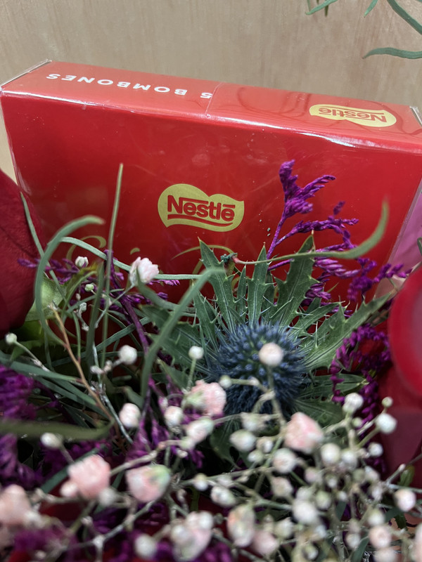 CAJA CORAZÓN CON ROSAS Y BOMBONES CAJA ROJA NESTLE ENAMORADOS