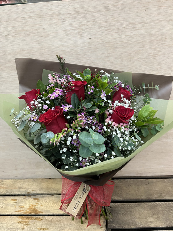 RAMO 6 ROSAS ENAMORADOS