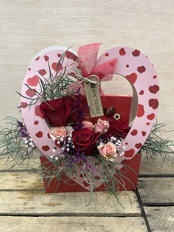 CAJA CORAZÓN CON ROSAS Y BOMBONES ENAMORADOS