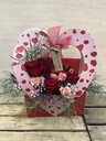 CAJA CORAZÓN CON ROSAS Y BOMBONES ENAMORADOS