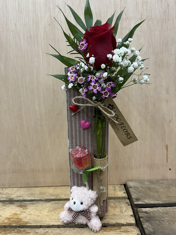 CENTRO CON ROSA Y OSITO CON ROSA CE CARAMELO ENAMORADOS