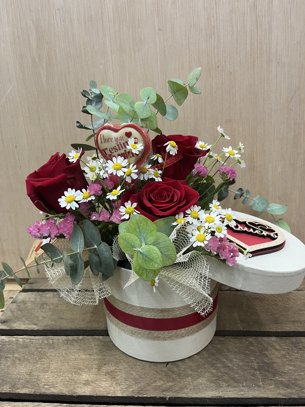 CAJA REDONDA CON ROSAS, CORAZÓN DE MADERA Y CORAZÓN DE CHOCOLATE CON MENSAJE ENAMORADOS