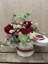 CAJA REDONDA CON ROSAS, CORAZÓN DE MADERA Y CORAZÓN DE CHOCOLATE CON MENSAJE ENAMORADOS