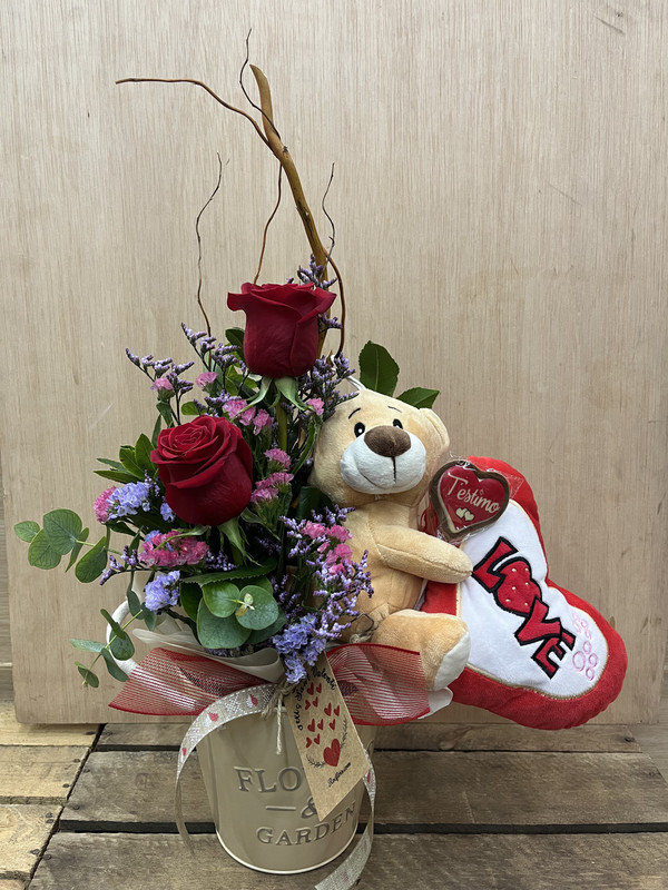 CUBO CON ROSAS, OSO CON CORAZÓN Y PIRULETA DE CHOCOLATE