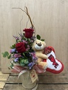 CUBO CON ROSAS, OSO CON CORAZÓN Y PIRULETA DE CHOCOLATE