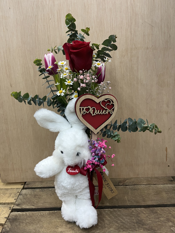VIOLETERO CON ROSA, CONEJO DE PELUCHE Y CORAZÓN MADERA CON MENSAJE TE QUIERO ENAMORADOS